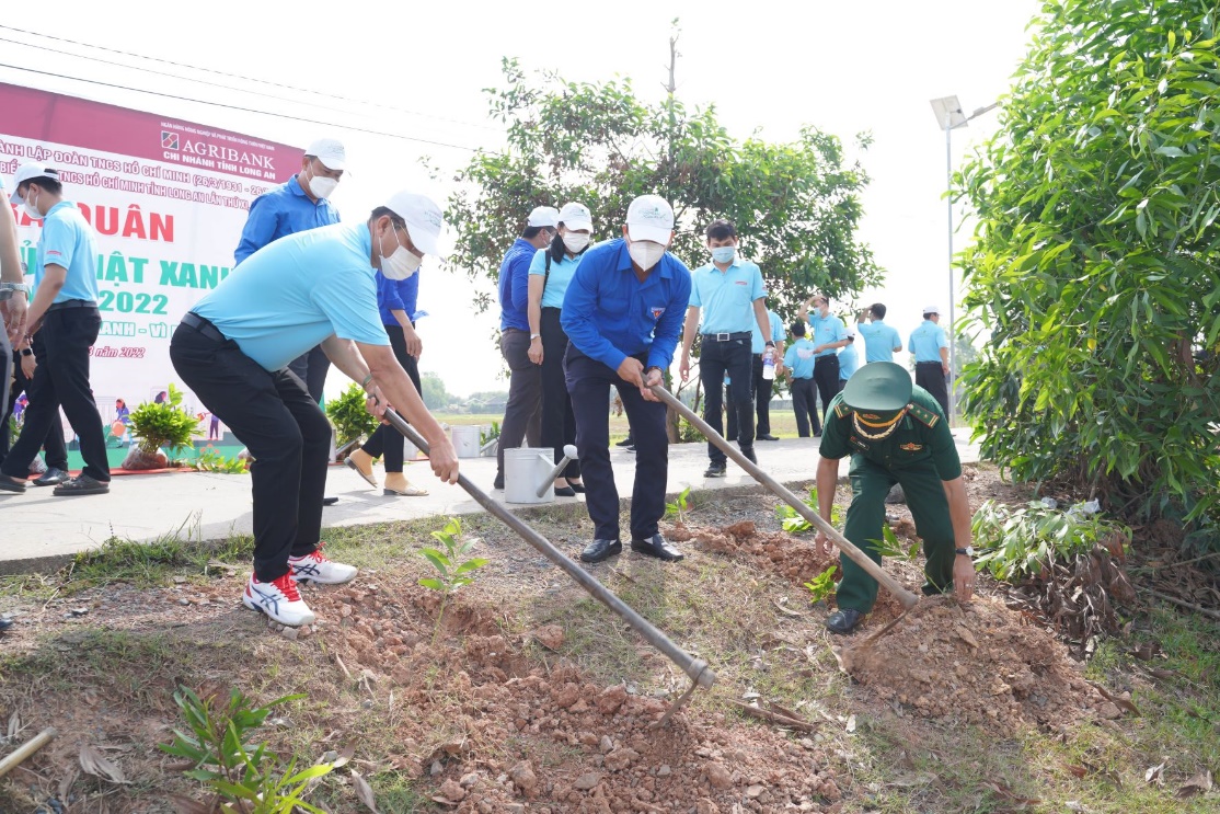 Agribank Long An phối hợp Tỉnh đoàn tổ chức lễ ra quân “Ngày chủ nhật xanh” - Ảnh 11.