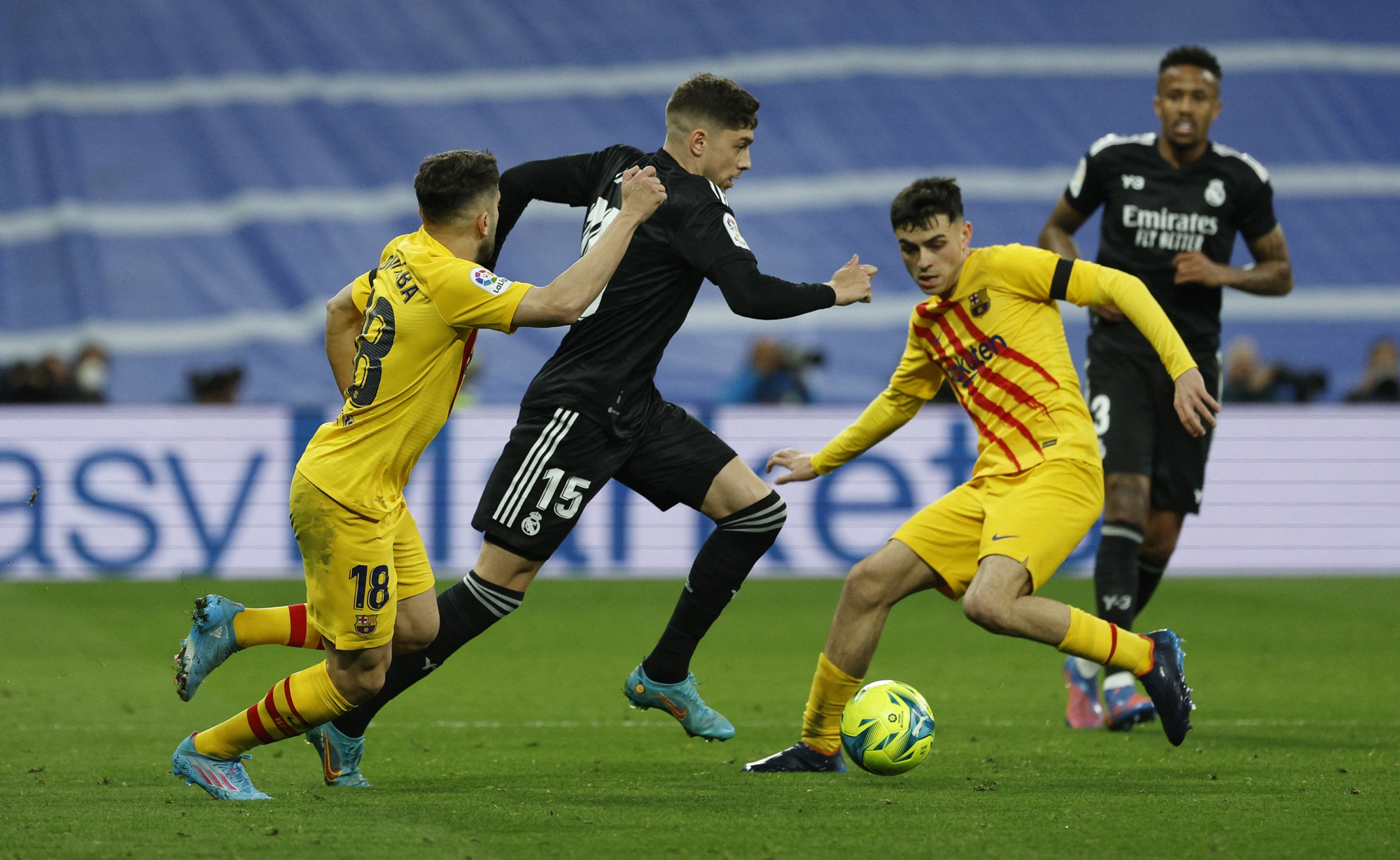 Đại phá Real Madrid ở Bernabeu, Barcelona gây chấn động La Liga - Ảnh 1.