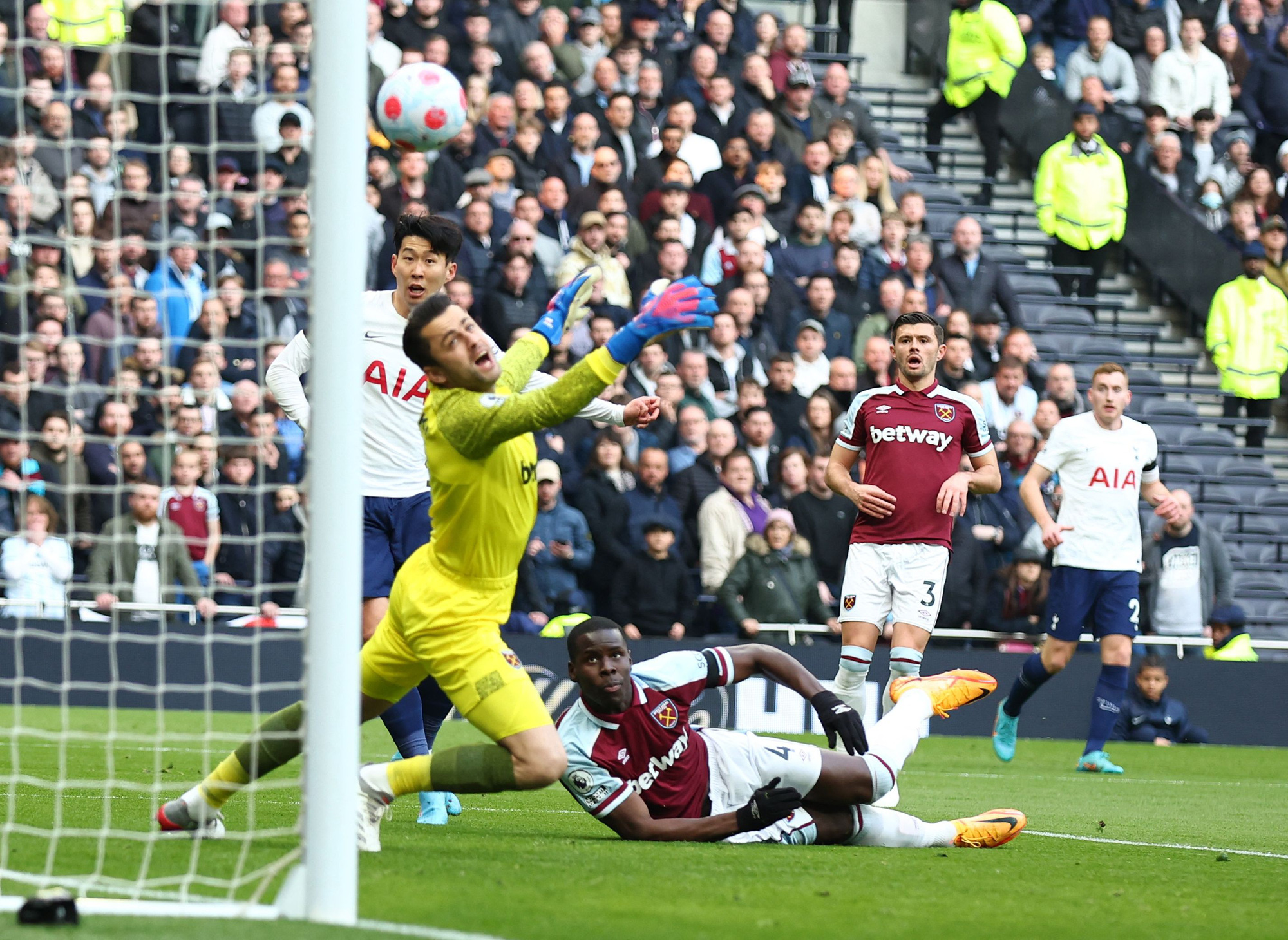 Đại thắng West Ham, Tottenham đẩy Man United khỏi top 5 - Ảnh 2.