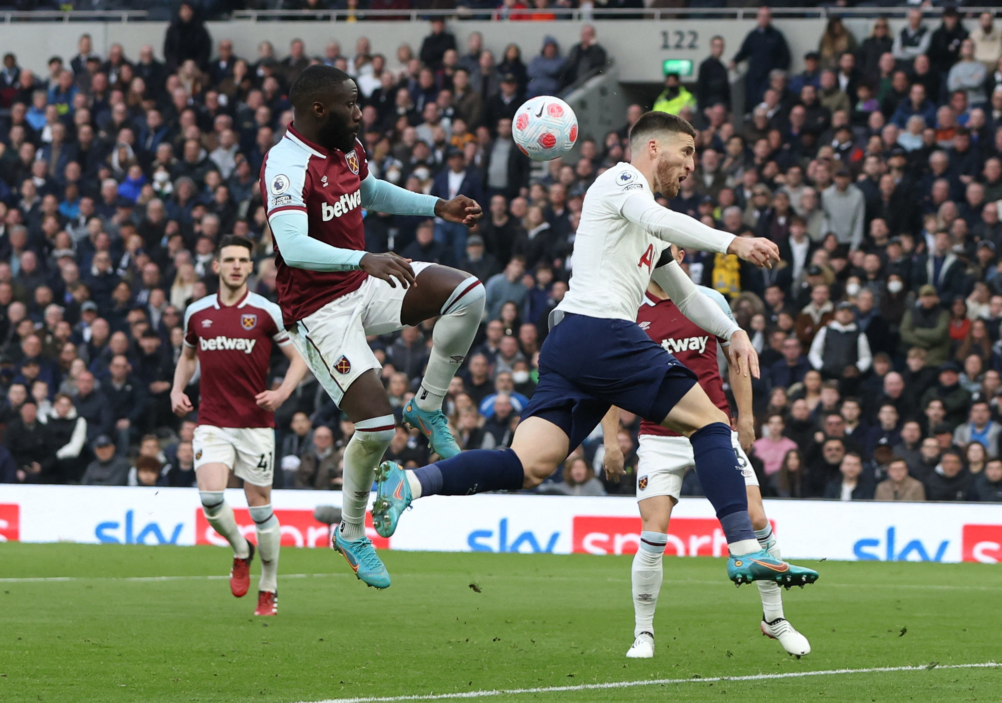 Đại thắng West Ham, Tottenham đẩy Man United khỏi top 5 - Ảnh 1.