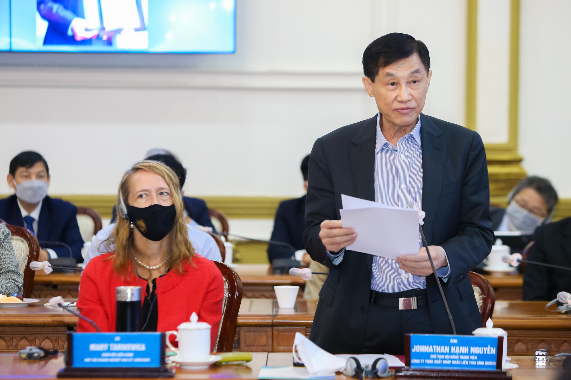 2-Ông Johnathan Hạnh Nguyễn, chủ tịch công ty TNHH XNK Liên Thái Bình Dương đóng góp ý kiến cho hội nghị - ảnh Hoàng Triều_2