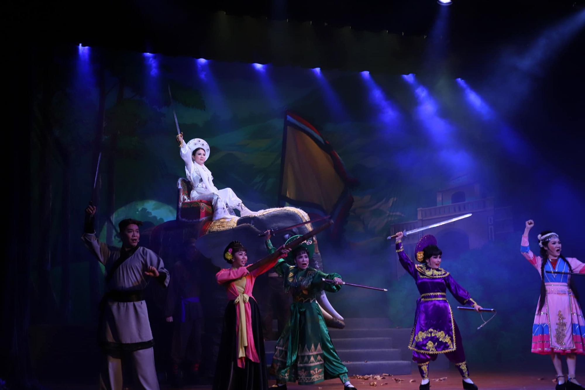 ນັກສິລະປິນແຂວງ ແທງຮ໋ວາ ໜູນຊ່ວຍນັກສະແດງໜຸ່ມ ຫງວຽນວັນຄວາຍ ໃນບົດລະຄອນຕຸກກະຕາລີງ - ພາບທີ 7. NSND Thanh Ngân yểm trợ kép trẻ Nguyễn Văn Khởi trong Tiếng trống Mê Linh - Ảnh 7.