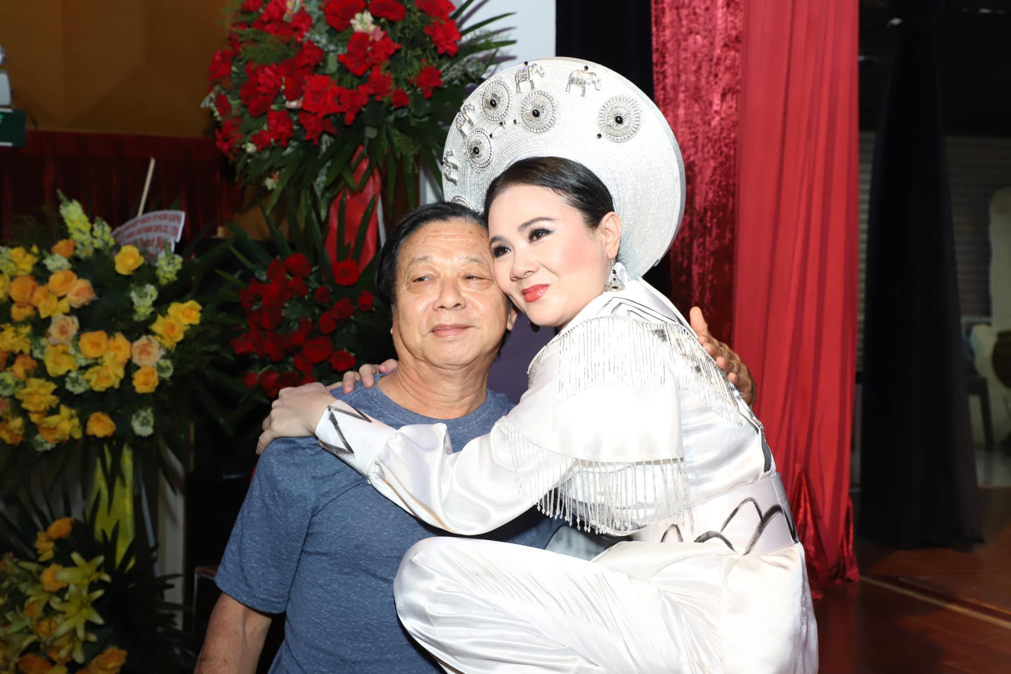 ນັກສິລະປິນປະຊາຊົນ ແທງຮ໋ວາ ໜູນຊ່ວຍນັກສະແດງໜຸ່ມ ຫງວຽນວັນຄອຍ ໃນບົດລະຄອນ Me Linh - ພາບ 5. NSND Thanh Ngân yểm trợ kép trẻ Nguyễn Văn Khởi trong Tiếng trống Mê Linh - Ảnh 5.