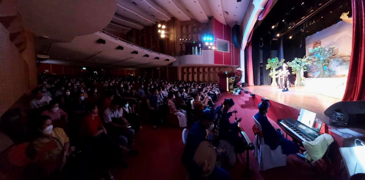 ນັກສິລະປິນແຂວງ ແທງຮ໋ວາ ໜູນຊ່ວຍນັກສະແດງໜຸ່ມ ຫງວຽນວັນກອຍ ໃນບົດຟ້ອນ Me Linh Drum - ພາບທີ 2. NSND Thanh Ngân yểm trợ kép trẻ Nguyễn Văn Khởi trong Tiếng trống Mê Linh - Ảnh 2.