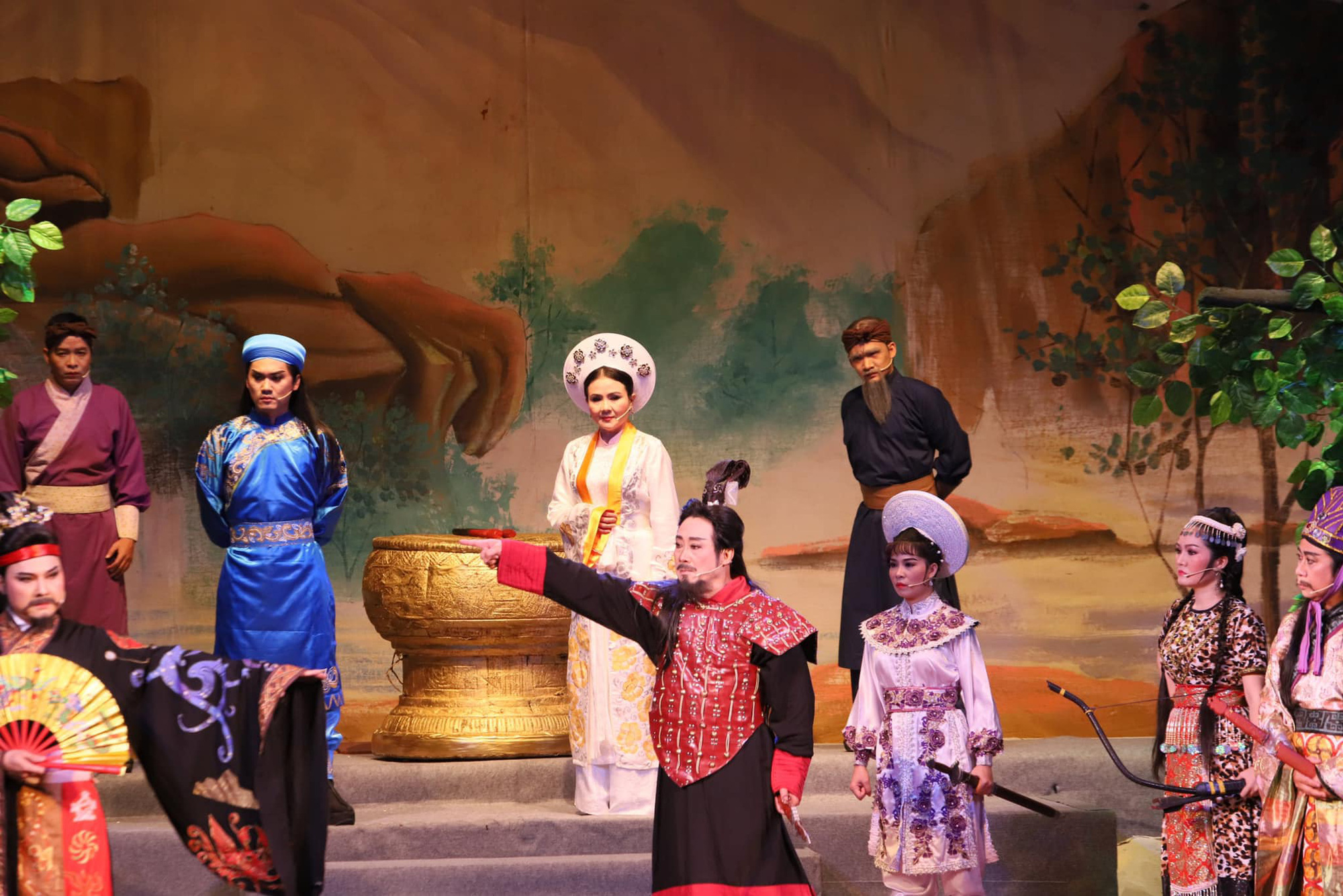 ນັກສິລະປິນປະຊາຊົນ ແທງຮ໋ວາ ໜູນຊ່ວຍນັກສະແດງໜຸ່ມ ຫງວຽນວັນຄອຍ ໃນບົດລະຄອນ Me Linh - ພາບ 3. NSND Thanh Ngân yểm trợ kép trẻ Nguyễn Văn Khởi trong Tiếng trống Mê Linh - Ảnh 3.