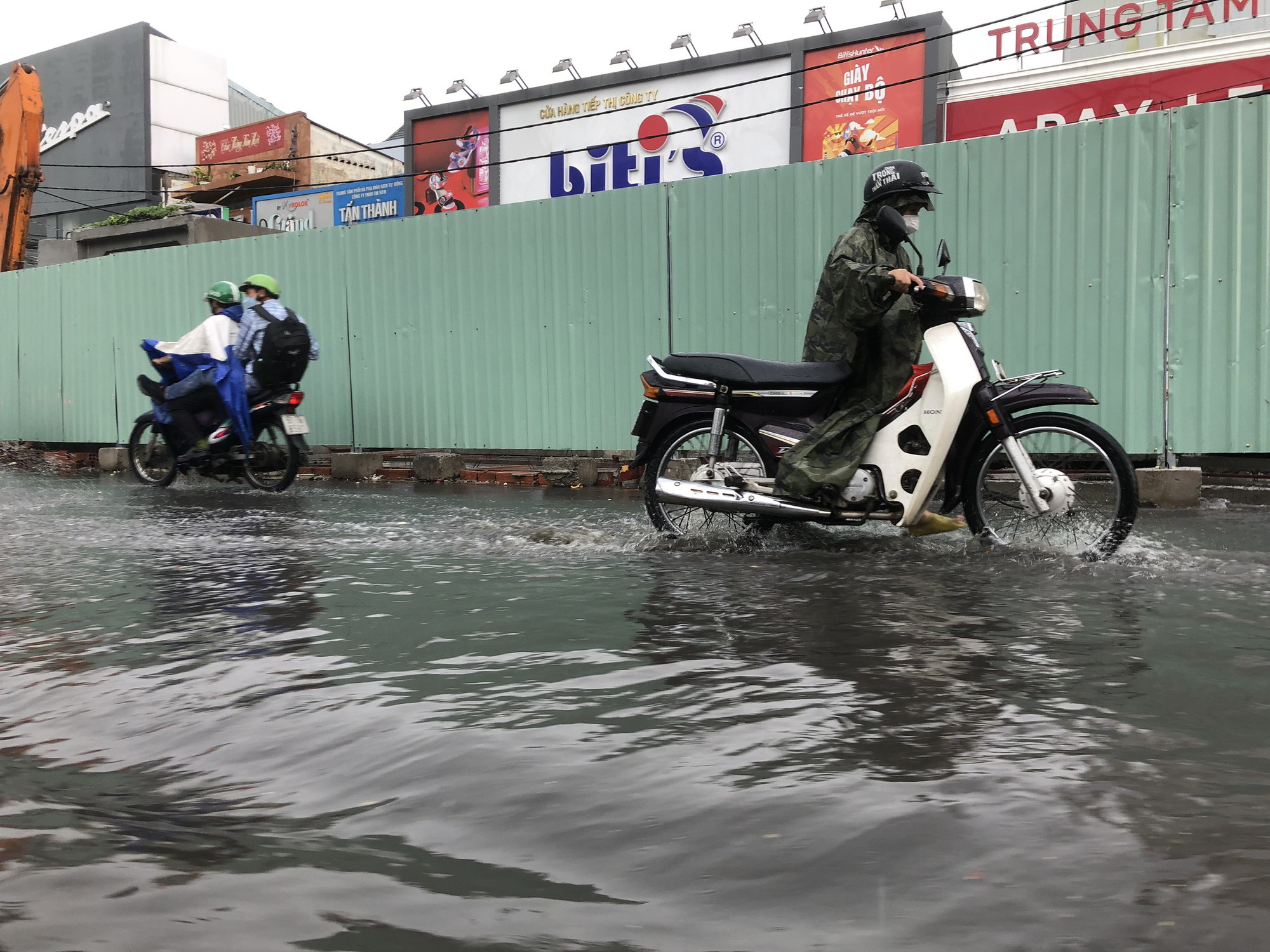 Nhiều đường ở TP HCM ngập nước, cảnh báo mưa giông tại các quận trung tâm - Ảnh 4.