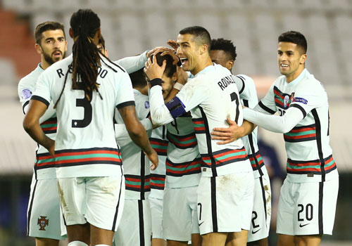 Lo lỡ suất dự World Cup 2022, Bồ Đào Nha có dám gạt Ronaldo? - Ảnh 1.