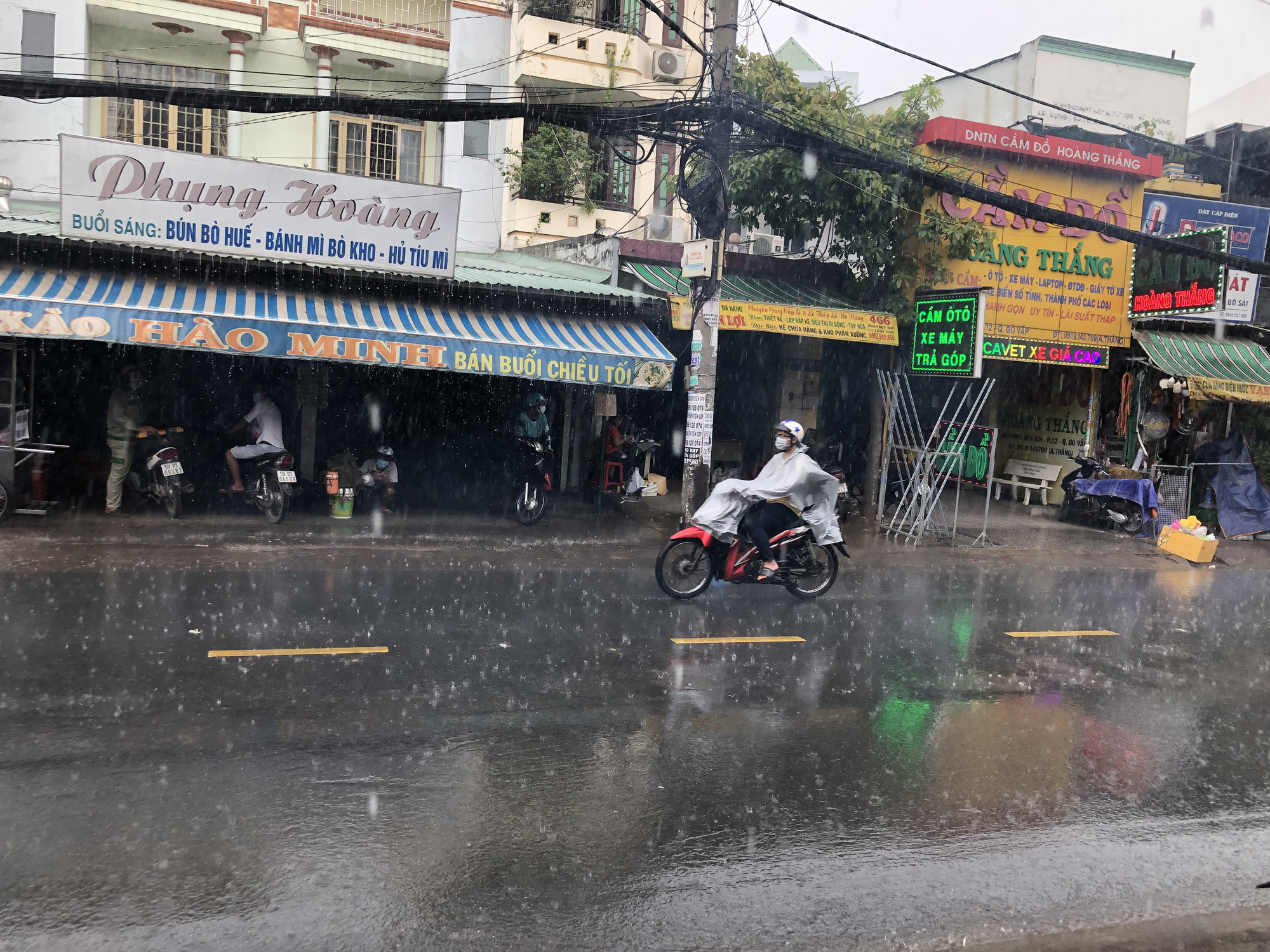 Nhiều đường ở TP HCM ngập nước, cảnh báo mưa giông tại các quận trung tâm - Ảnh 1.