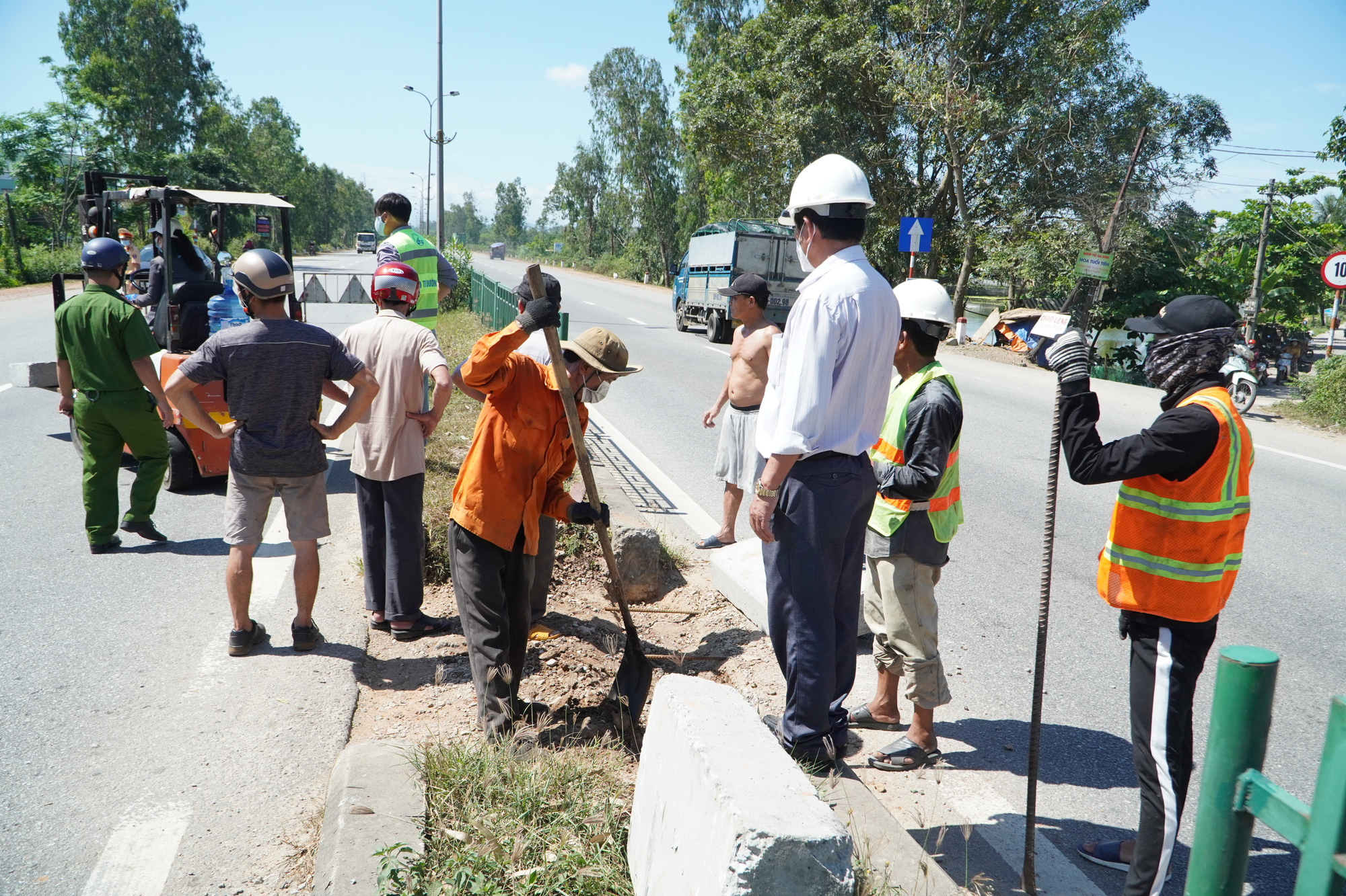 Lý do người dân Quảng Nam phản ứng, chưa cho đóng lối đi ở đường Nguyễn Hoàng - Ảnh 2.