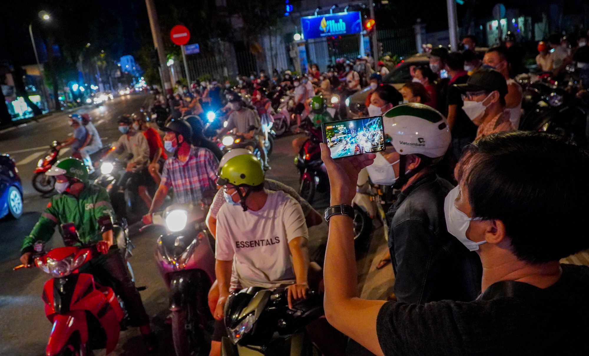 Đám đông vây quanh nhà bà Nguyễn Phương Hằng xuyên đêm  - Ảnh 4.