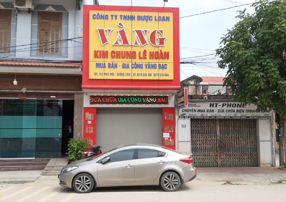 Xông vào cướp tiệm vàng lúc sáng sớm, thanh niên bị dân vây đánh nhừ tử - Ảnh 2.