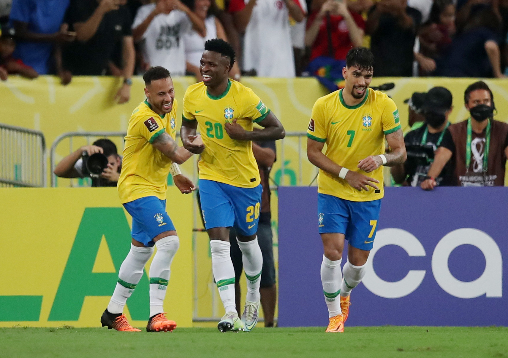 Brazil đại thắng 4 sao, Uruguay giành vé chính thức dự World Cup - Ảnh 2.