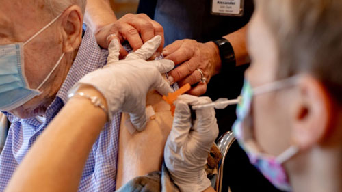 Covid-19: Mỹ, Úc lên kế hoạch tiêm mũi vắc-xin thứ 4 - Ảnh 1.