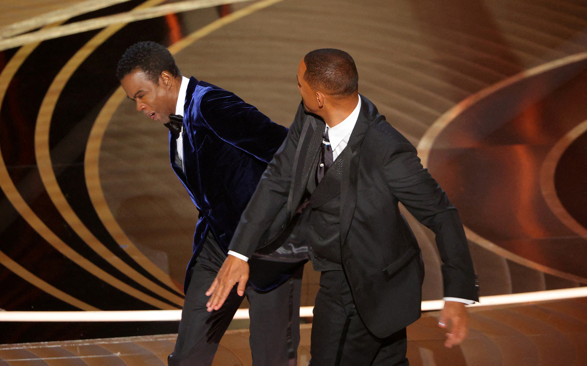 Will Smith xin lỗi Chris Rock sau cú tát tại Oscar 2022 - Ảnh 2.