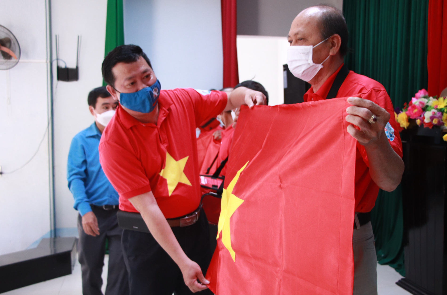 Trao thêm 1.000 lá cờ Tổ quốc cho ngư dân tỉnh Quảng Nam - Ảnh 5.