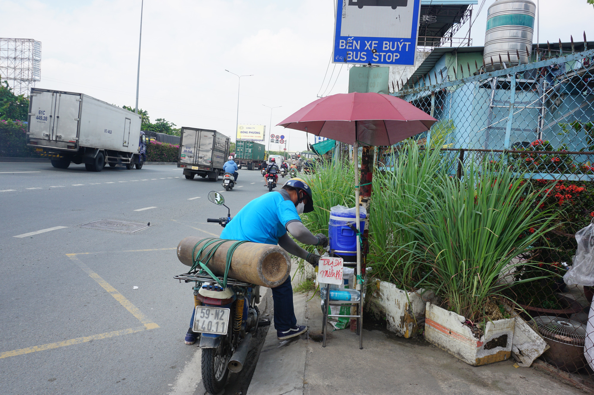 TP HCM: Nắng nóng như lửa đốt, nhiều nơi không thấy bóng cây xanh - Ảnh 3.