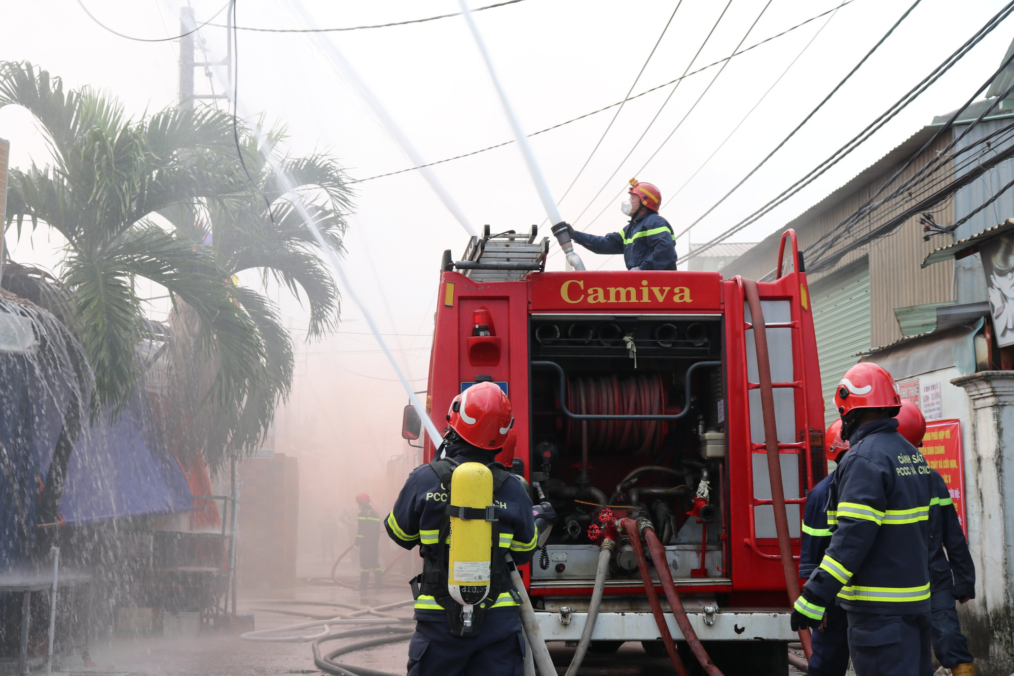 Phương án giải thoát 100 người khi hỏa hoạn bao trùm khu dân cư ở TP HCM - Ảnh 1.