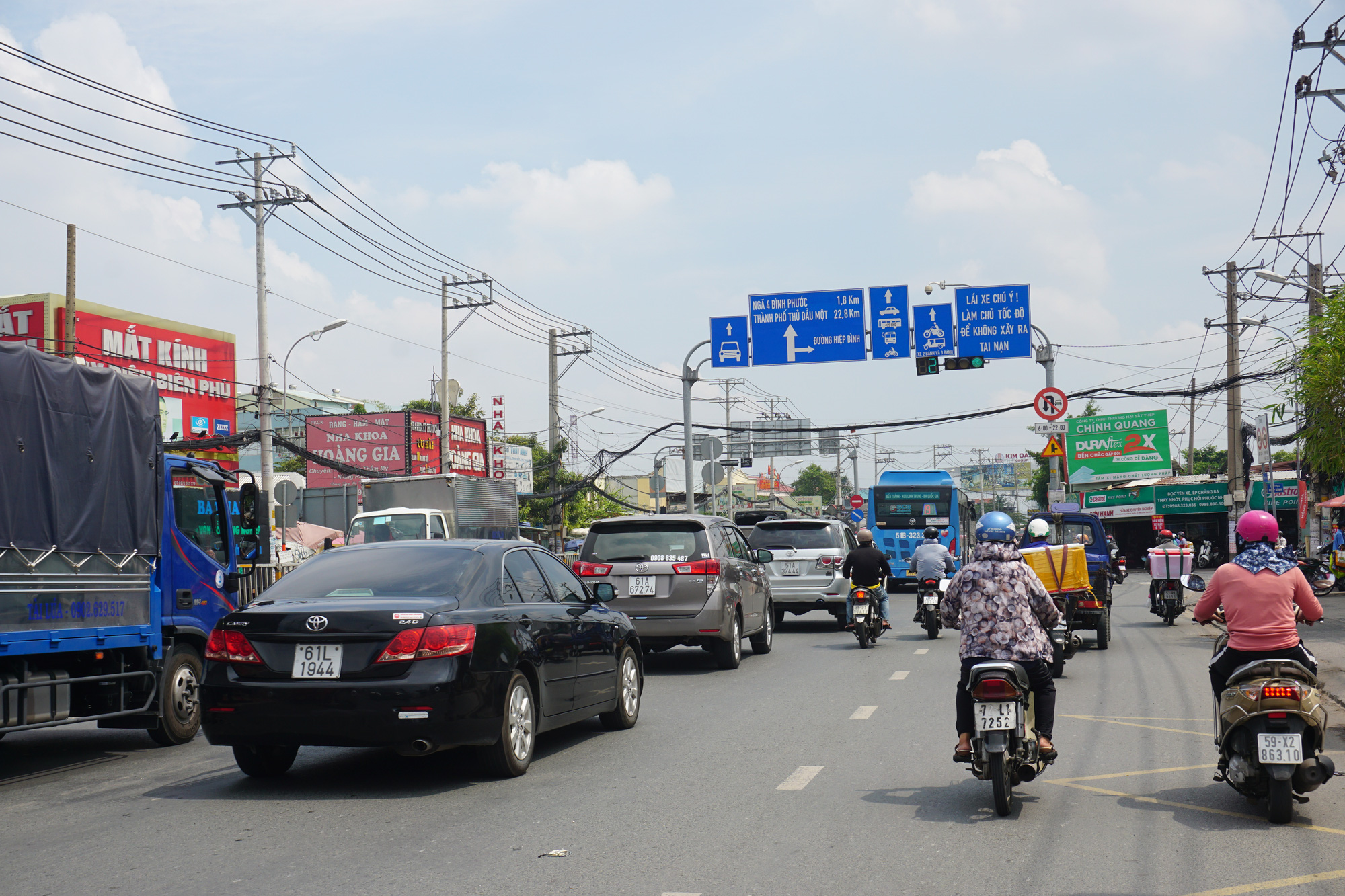 TP HCM: Nắng nóng như lửa đốt, nhiều nơi không thấy bóng cây xanh - Ảnh 6.