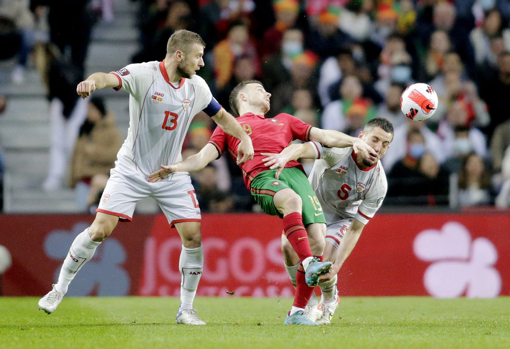 Bruno Fernandes tỏa sáng, Bồ Đào Nha giật vé vàng World Cup - Ảnh 1.
