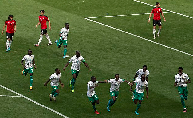 Mo Salah lại thua Sadio Mane, Ai Cập trao vé  World Cup cho Senegal - Ảnh 5.