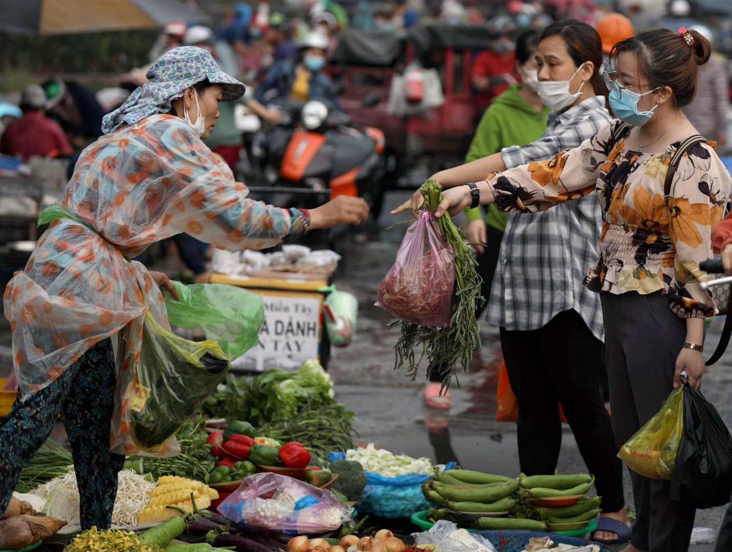 “Nutifood yêu Việt Nam” cùng mẹ Việt san sẻ nỗi lo gánh nặng tài chính trong cơn bão giá - Ảnh 1.