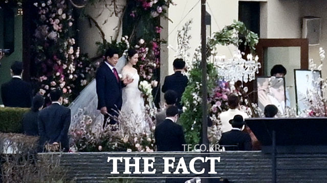 Đám cưới Hyun Bin - Son Ye-jin là sự kiện được chờ đợi nhất của năm. Cặp đôi nổi tiếng này đã chính thức chia sẻ với công chúng về tình yêu và quyết định kết hôn. Cùng xem hình ảnh đám cưới của họ để chứng kiến tình yêu đẹp như mơ của cặp đôi này.