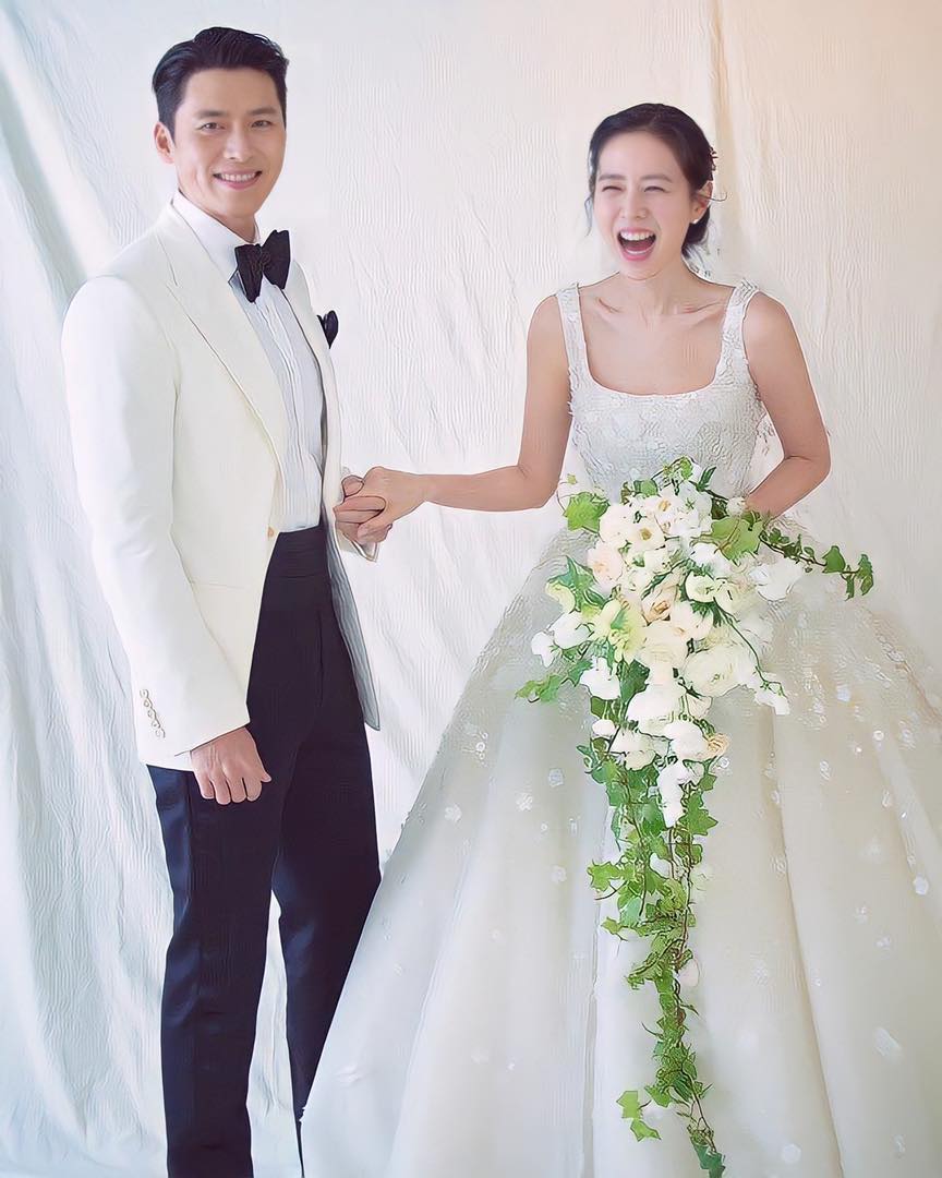 Đám cưới của Hyun Bin và Son Ye-jin luôn là chủ đề hot trong giới làm đẹp với những trang phục lộng lẫy và sang trọng. Hãy xem ngay để cảm nhận sự lãng mạn và ngọt ngào của ngày cưới này.