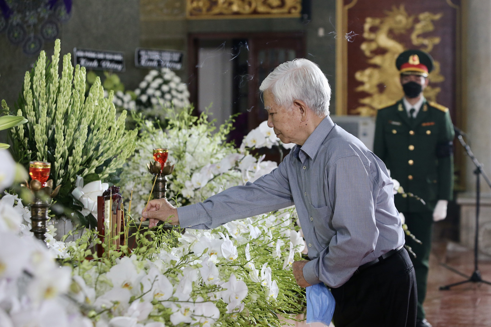 Hình ảnh Chủ tịch nước, lãnh đạo TP HCM viếng ông Lê Hòa Bình - Ảnh 12.