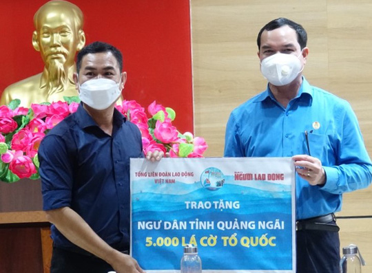 15.000 lá cờ Tổ quốc đến với ngư dân Quảng Bình, Quảng Ngãi - Ảnh 1.