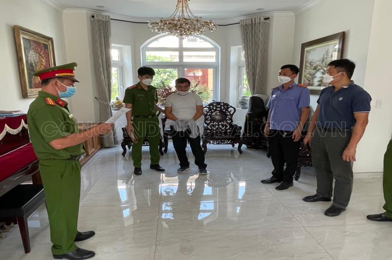 Hình ảnh cựu phó chủ tịch UBND tỉnh Đồng Nai "hô biến" đất công thành tư hầu tòa chiều 17-7- Ảnh 2.