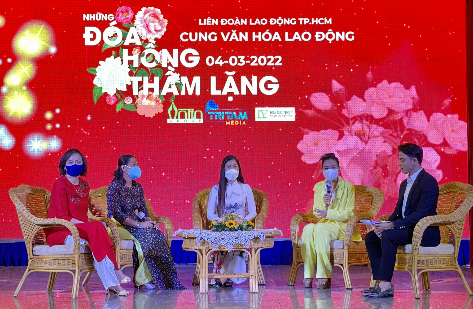 Nghe “Những đóa hồng thầm lặng” kể chuyện chống dịch Covid-19 - Ảnh 1.