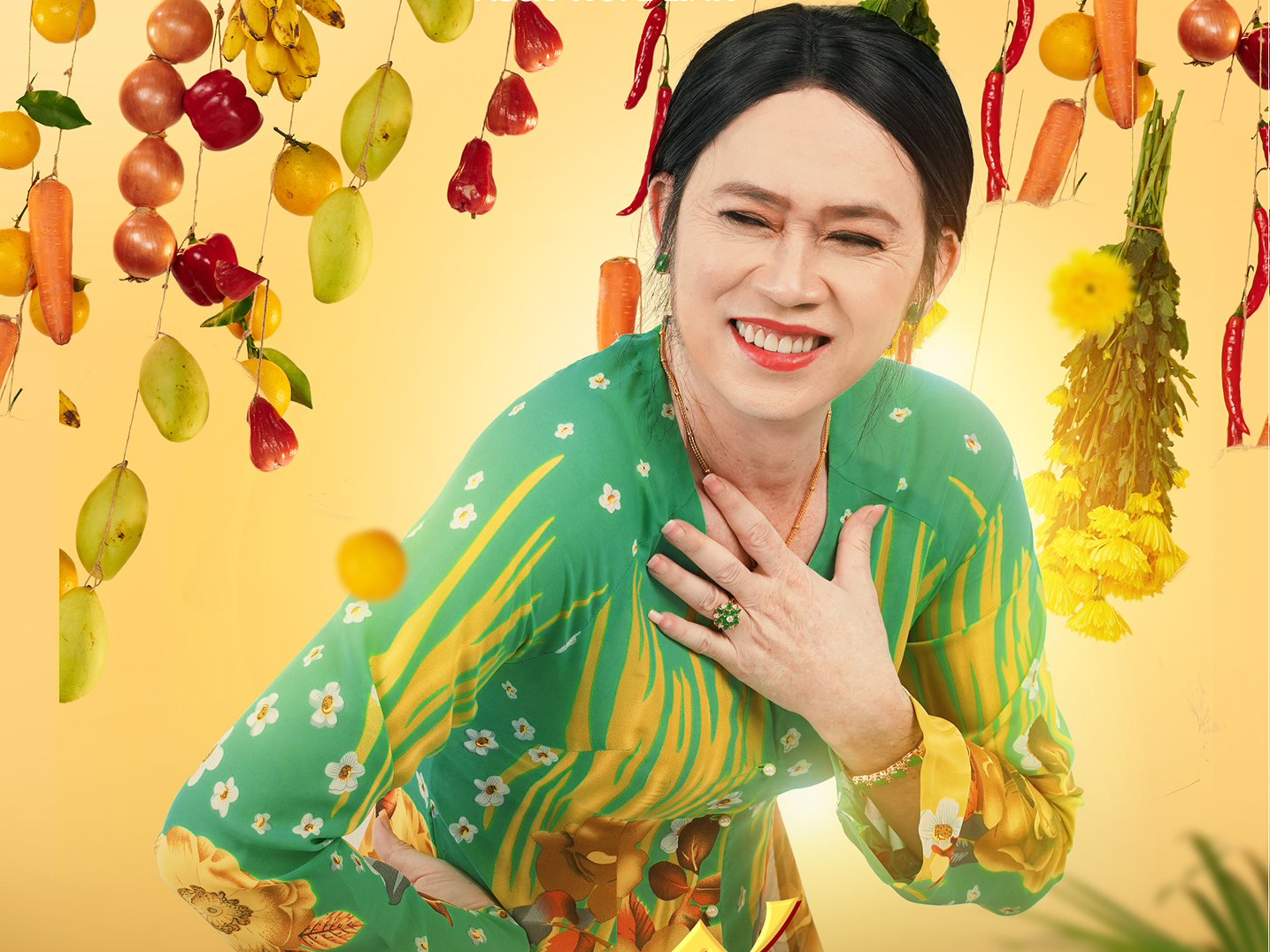 Bình luận trái chiều về vai giả gái của Hoài Linh - Ảnh 1. Bình luận trái chiều về vai giả gái của Hoài Linh - Ảnh 1.