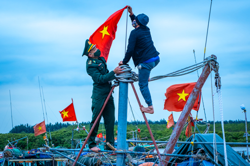 CUỘC THI “THIÊNG LIÊNG CỜ TỔ QUỐC”: Tươi thắm màu cờ - Ảnh 1.