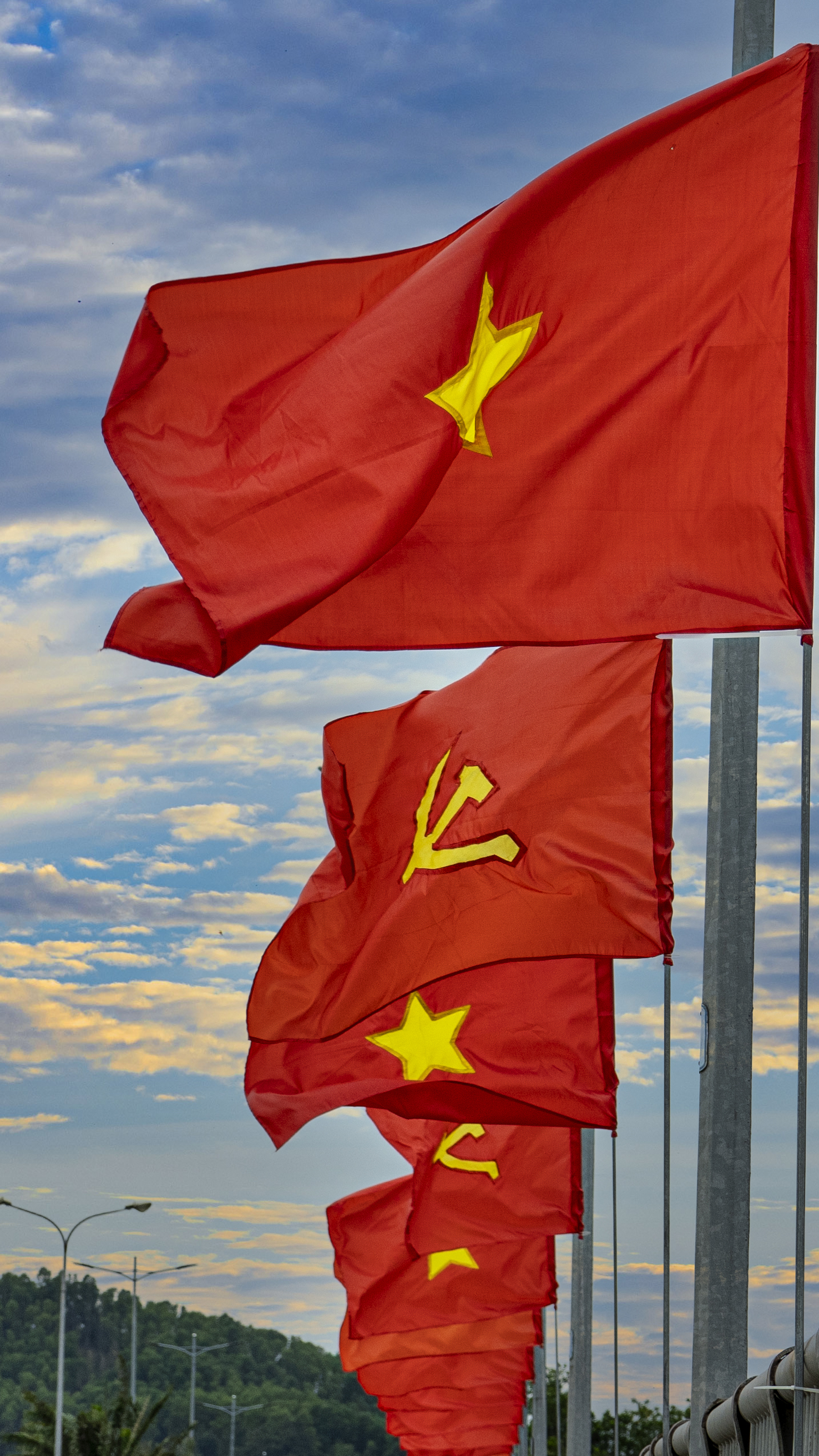 Thiêng liêng cờ tổ quốc: Với vai trò là biểu tượng của đất nước, cờ tổ quốc đã trở thành vật phẩm linh thiêng của mỗi người dân Việt Nam. Nó là niềm tự hào và lòng gắn bó với dân tộc, đại diện cho sự nghiêng mình trước văn hoá truyền thống của đất nước. Hãy nhấp vào hình ảnh để chiêm ngưỡng vẻ đẹp thiêng liêng của cờ tổ quốc.