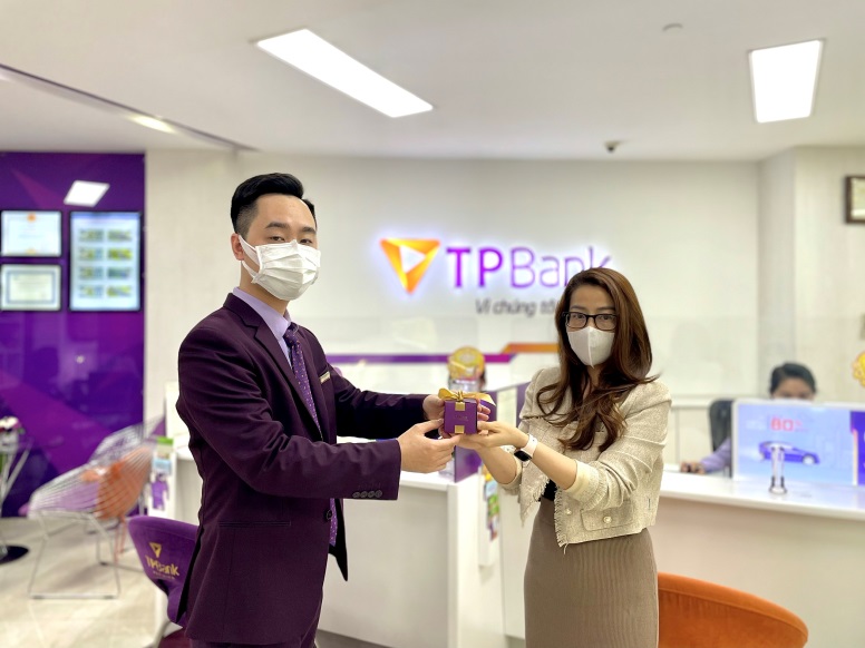 Mùng 8-3, tới TPBank là có quà xinh - Báo Người lao động