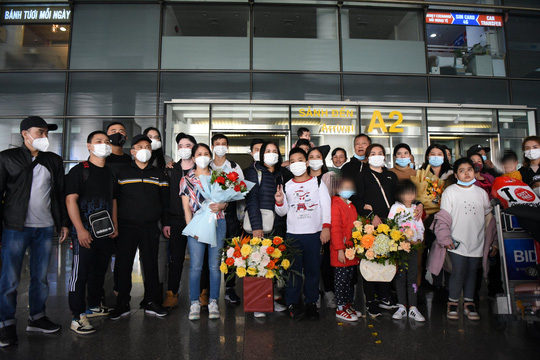 Xúc động cảnh người Việt ở Ukraine gặp thân nhân khi về nước - Ảnh 13.