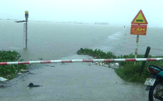 Thừa Thiên - Huế: Mưa trắng trời, nhiều nơi bị ngập, bộ đội dầm mình trong nước cứu lúa giúp dân - Ảnh 10.