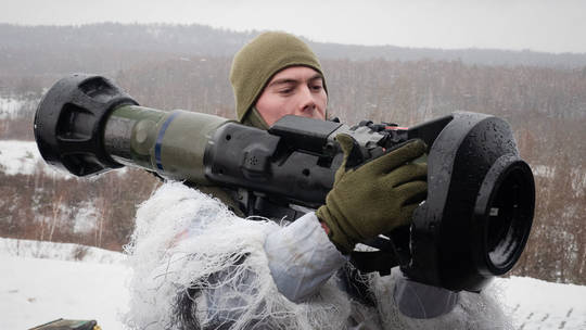 Ukraine nói công nghiệp quốc phòng bị xoá sổ, Anh gửi thêm vũ khí sát thương - Ảnh 1.