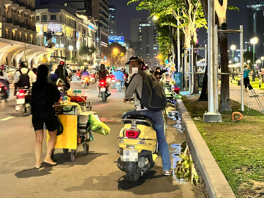 CLIP: Giật mình cảnh nhếch nhác về đêm ở công viên bến Bạch Đằng, phố đi bộ Nguyễn Huệ - Ảnh 2.