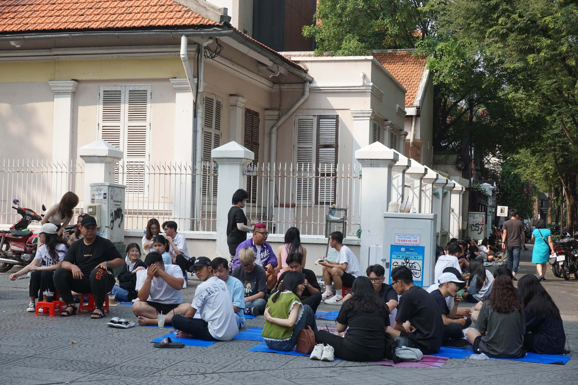 TP HCM: Thay vì đi chơi xa, nhiều người chọn vui chơi, tham quan thành phố - Ảnh 8.