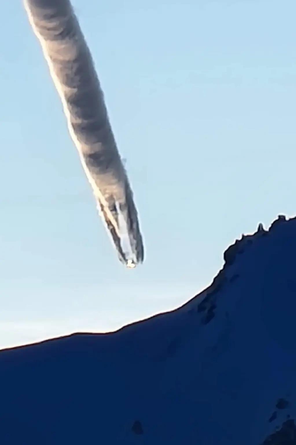 Đám mây lạ lao thẳng xuống núi, dân Alaska hoang mang - Ảnh 2.