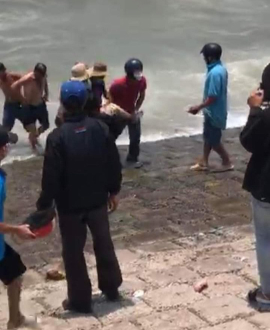 4 nữ công nhân bị sóng dìm xuống biển - Ảnh 1.