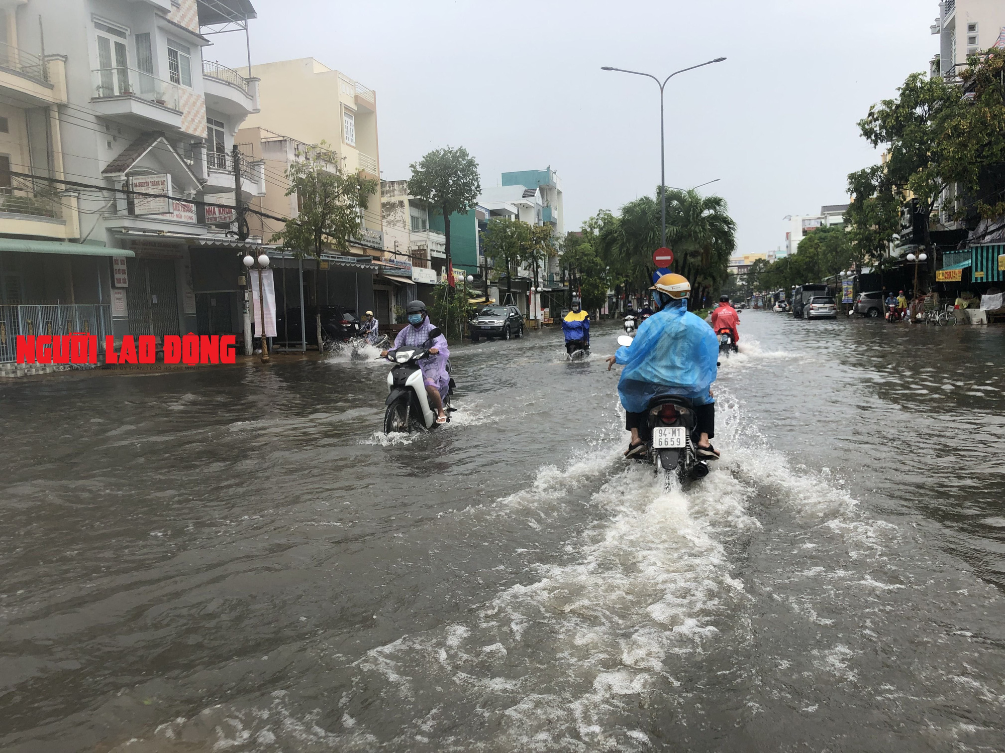 CLIP: Mưa cực lớn, đường phố Bạc Liêu chìm t
rong biển nước - Ảnh 13.