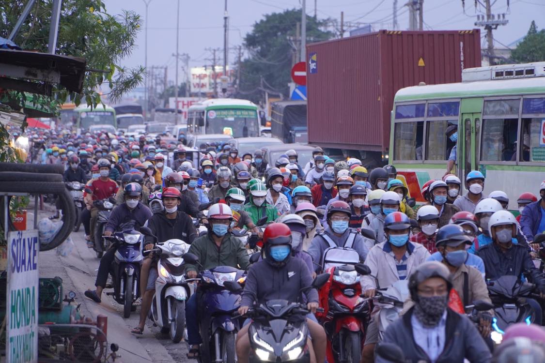 TP HCM: Bất ngờ hình ảnh giao thông đối lập ở cửa ngõ phía Đông và Tây sau  lễ - Báo Người lao động