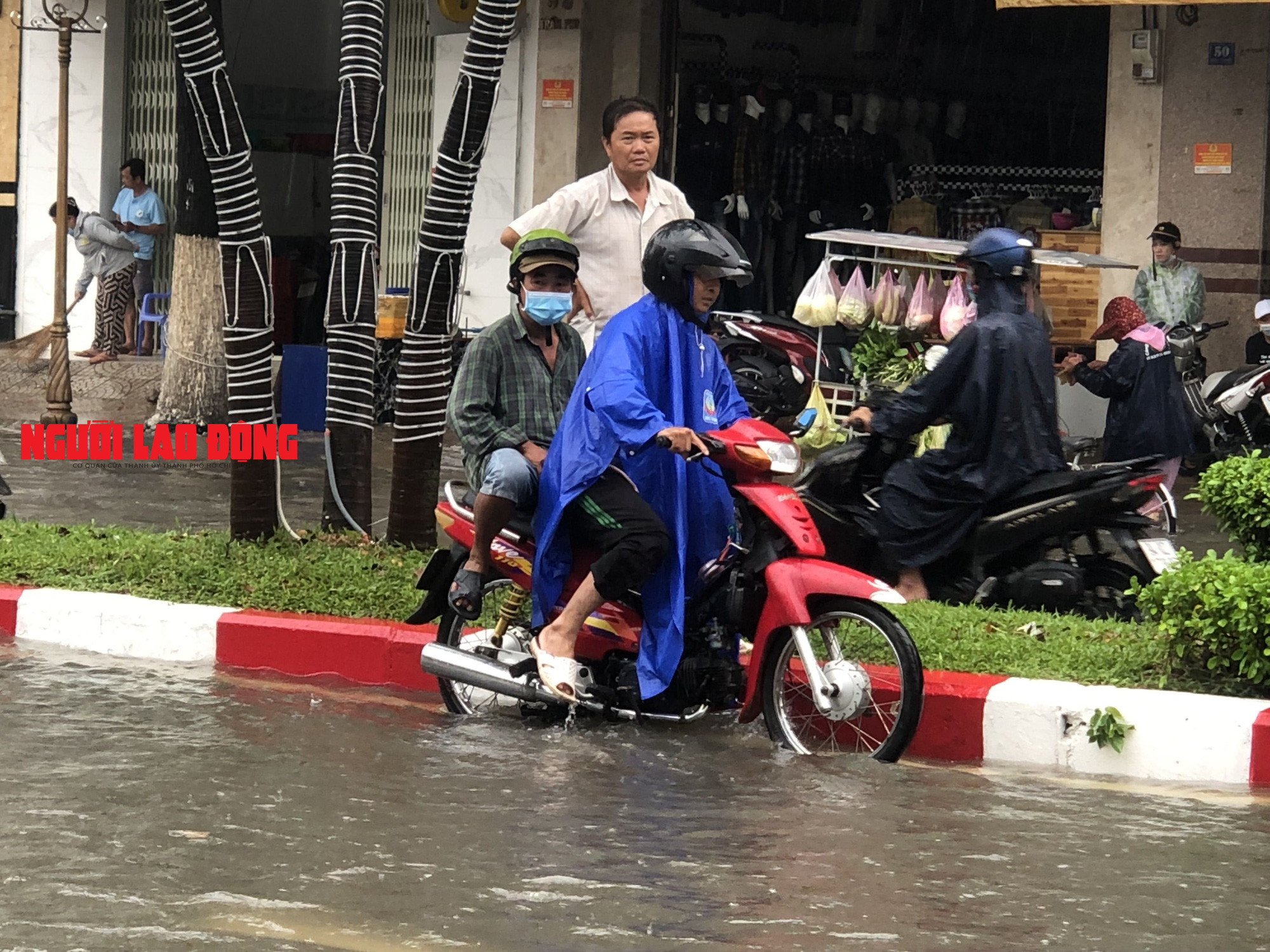 CLIP: Mưa cực lớn, đường phố Bạc Liêu chìm trong biển nước - Ảnh 9.