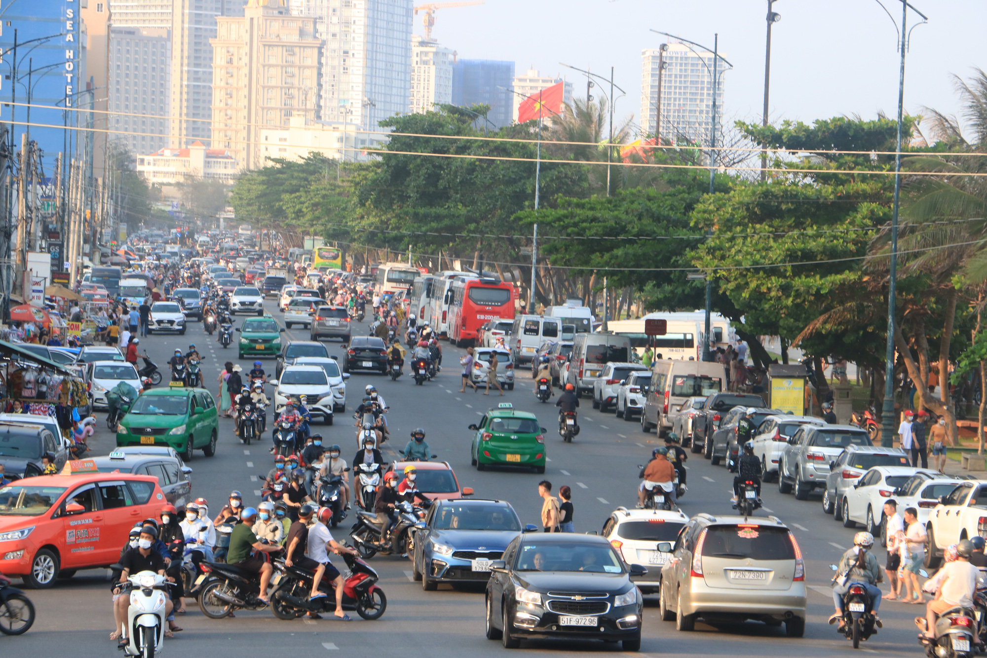 Vũng Tàu đón lượng khách khủng trong dịp lễ - Ảnh 2.