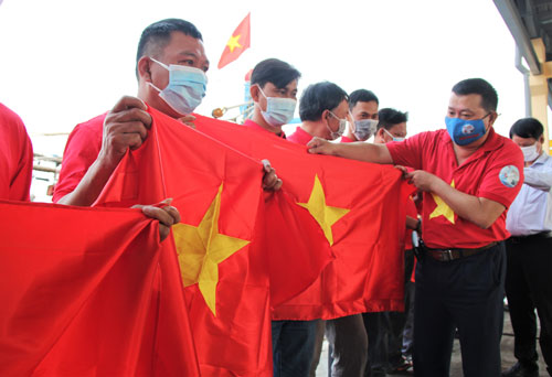 Ngư dân Đà Nẵng xúc động nhận cờ Tổ quốc - Ảnh 1.