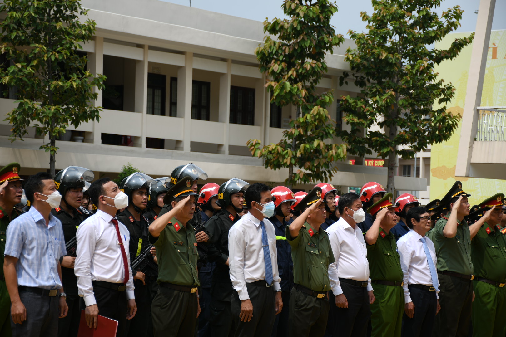 Công bố quyết định thăng quân hàm vượt cấp cho người hùng cứu nhiều người đuối nước - Ảnh 4.