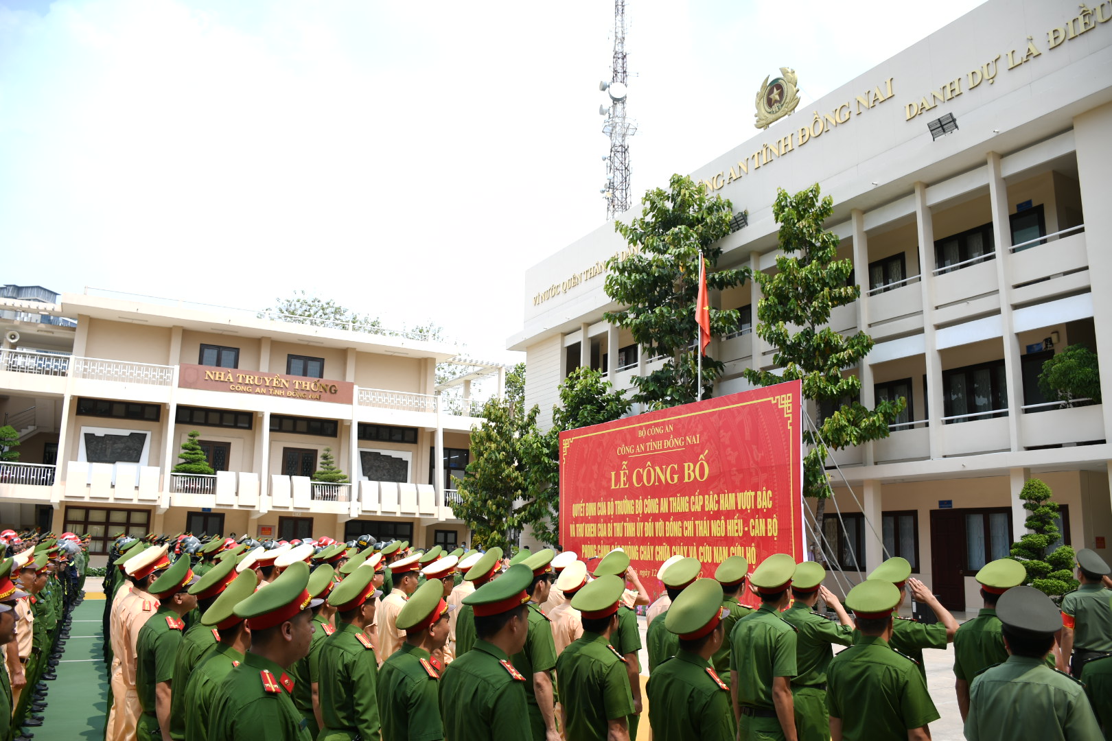 Công bố quyết định thăng quân hàm vượt cấp cho người hùng cứu nhiều người đuối nước - Ảnh 3.