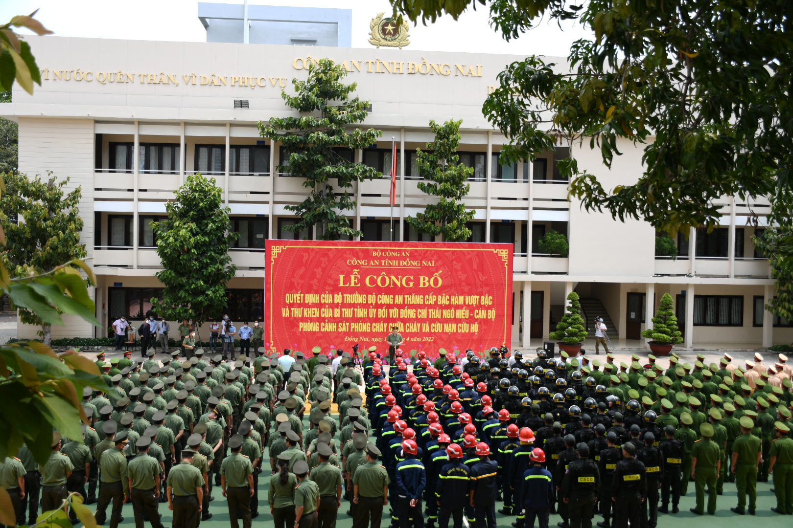 Công bố quyết định thăng quân hàm vượt cấp cho người hùng cứu nhiều người đuối nước - Ảnh 2.